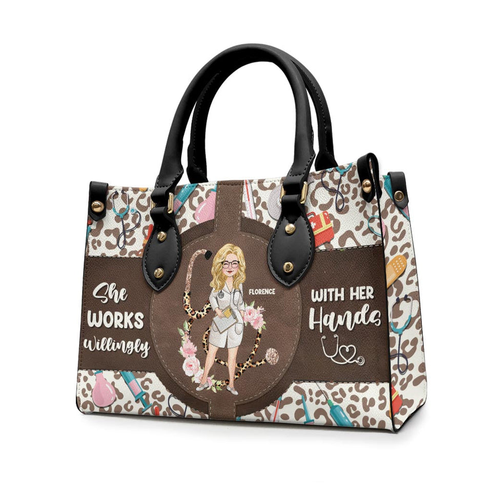 She Works Willingly With Her Hands - Personalized Nurse Leather Handbag